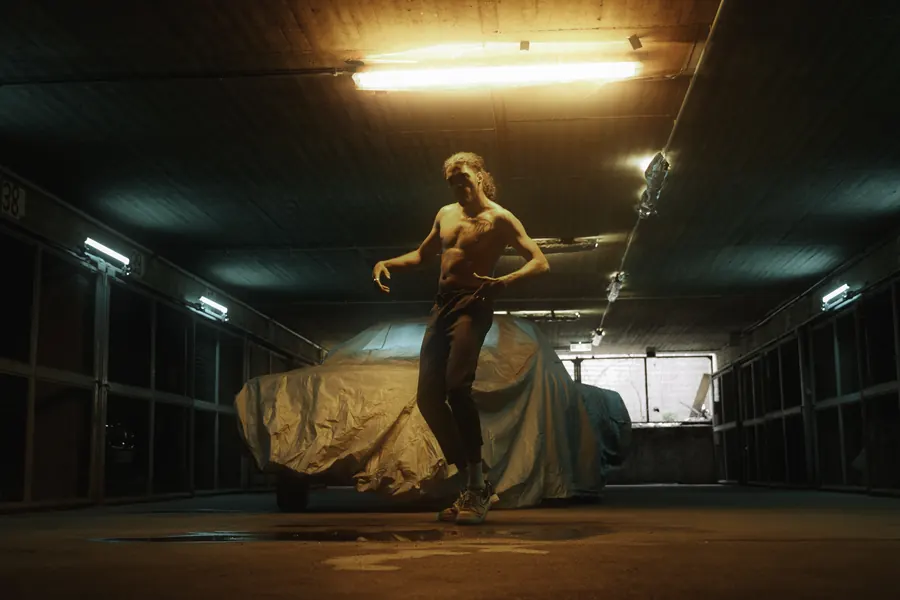 Tänzerin in einem Tunnel, Still aus einem Musikvideo